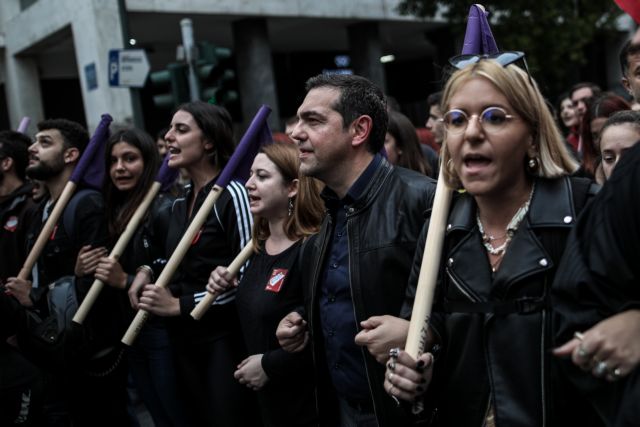 Με τζιν και μαύρο δερμάτινο στην πορεία ο Αλέξης Τσίπρας