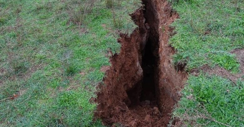 Απίστευτες εικόνες: Ανοιξε η γη στην Ελασσόνα