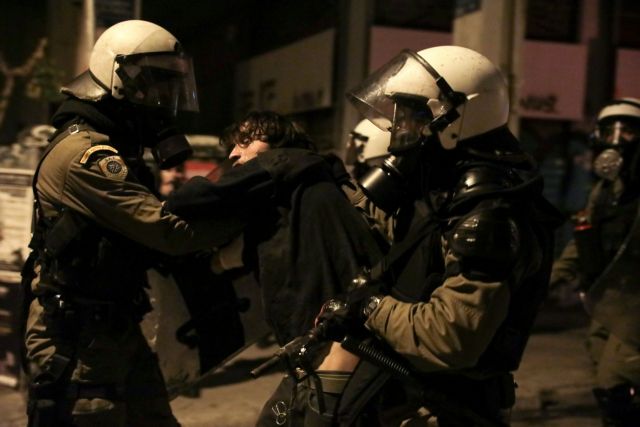 Δολοφονία Γρηγορόπουλου: Τα ΜΑΤ εφορμούν στην πλατεία Εξαρχείων και προσάγουν κόσμο