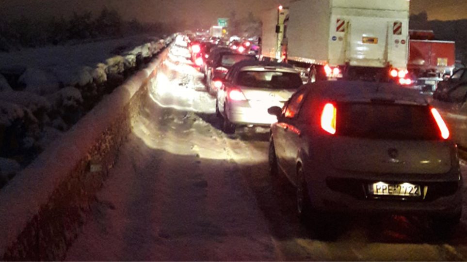 Χάος με νταλίκες που δίπλωσαν στη Μαλακάσα