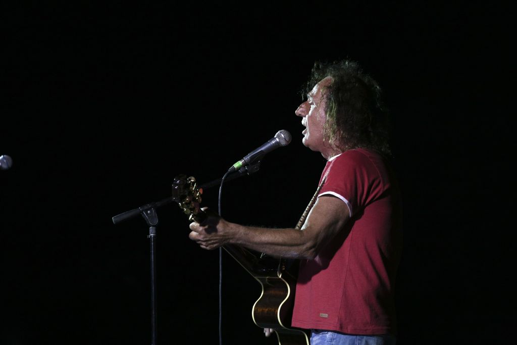 Θάνος Μικρούτσικος: O συγκινητικός αποχαιρετισμός του Παπακωνσταντίνου επί σκηνής