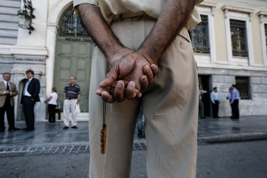 Η φωτογραφία με τον έλληνα συνταξιούχο που κλαίει, στις δέκα καλύτερες της δεκαετίας από τον Economist
