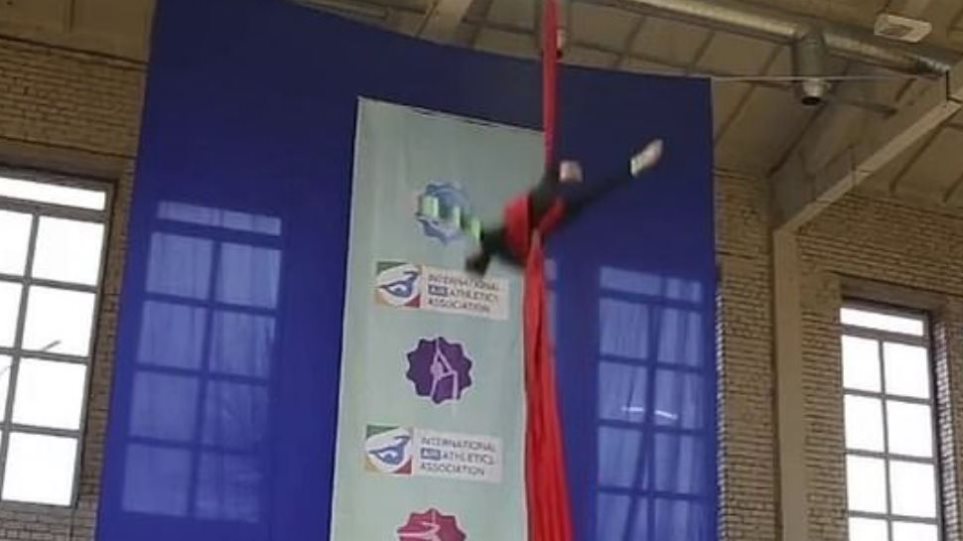 Σοκάρει το ατύχημα ακροβάτη σε διαγωνισμό  –  Έπεσε από ύψος 7,5μ.