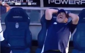 Επική τούμπα του Μαραντόνα – Σωριάστηκε στο έδαφος