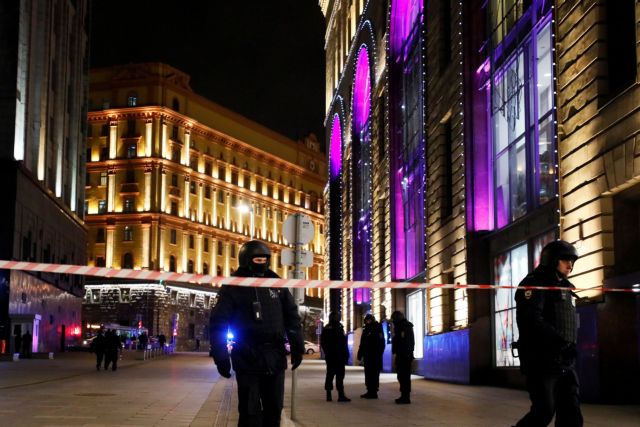 Επίθεση στη Μόσχα: Συνεχείς πυροβολισμοί και εκρήξεις με νεκρούς και τραυματίες