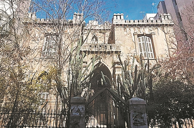 Το κάστρο της Πατησίων καταρρέει