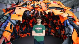 Γαλλία: Εκαψαν το έργο τού Αχιλλέα Σούρα για την προσφυγική κρίση