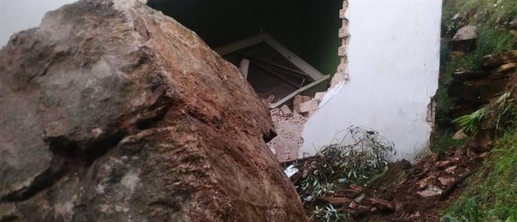 Τεράστιος βράχος έπεσε σε σπίτι στην Άρτα