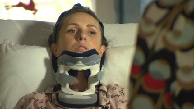 Βγήκε να πετάξει τα σκουπίδια και την καταπλάκωσε καναπές