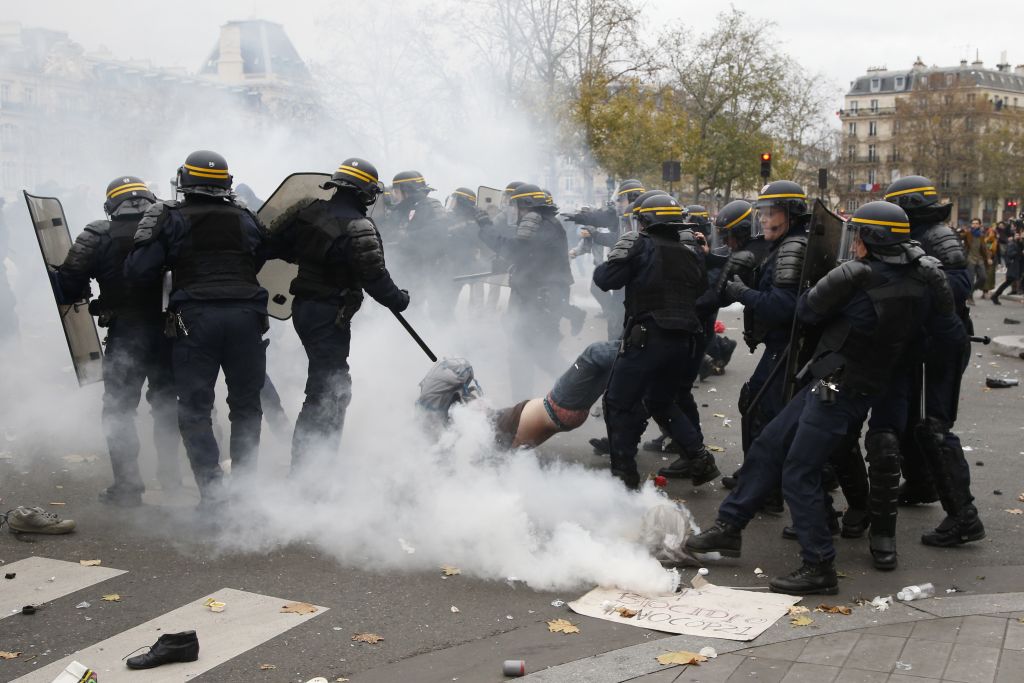 Νέες σφοδρές συγκρούσεις διαδηλωτών με την αστυνομία στο Παρίσι