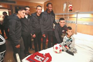 Αντιπροσωπεία του Ολυμπιακού πλάι στα παιδιά που νοσηλεύονται