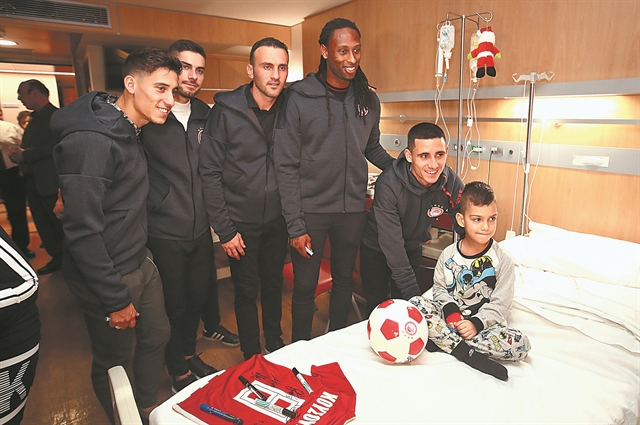 Αντιπροσωπεία του Ολυμπιακού πλάι στα παιδιά που νοσηλεύονται