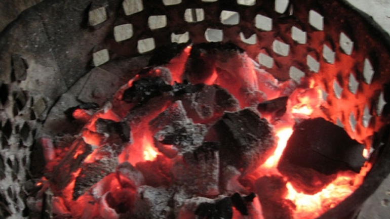 Τα Καλύβια ξύπνησαν μνήμες από τη Λάρισα : Από αυτοσχέδιο μαγκάλι χάθηκαν δύο φοιτητές