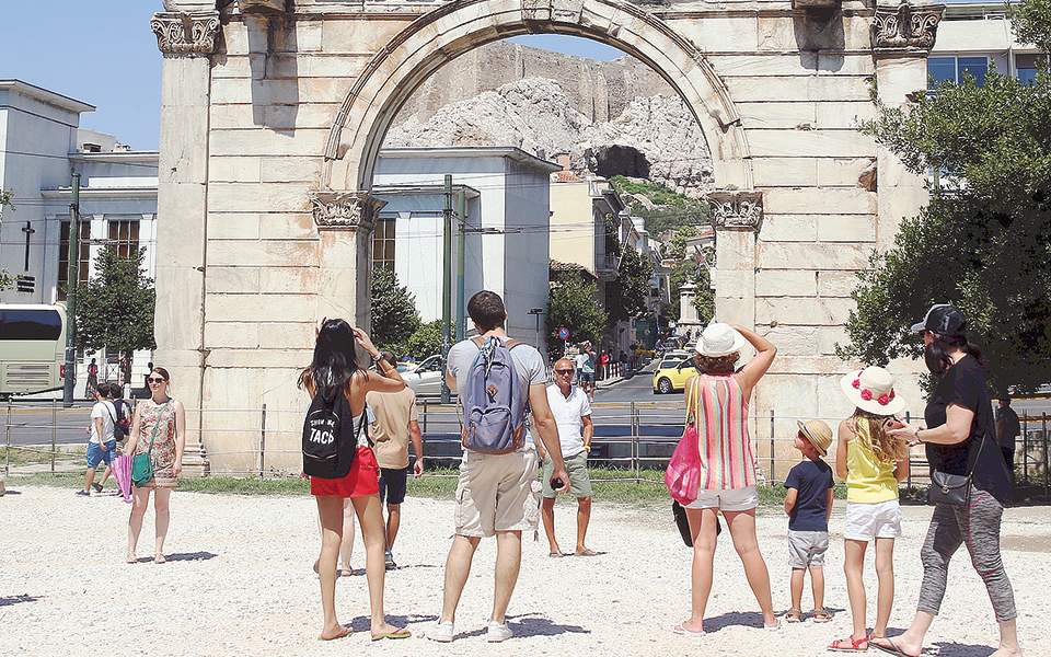 ΕΛΣΤΑΤ: Αυξήθηκαν οι αφίξεις τουριστών φέτος, αλλά μειώθηκαν οι διανυκτερεύσεις