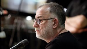 Ευχές για ανάρρωση στον Θάνο Μικρούτσικο με μια συναυλία από αγαπημένους του φίλους