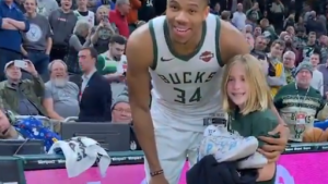 «Δεν θέλω κάτι άλλο για τις γιορτές» λέει η 9χρονη μετά το δώρο του Αντετοκούνμπο