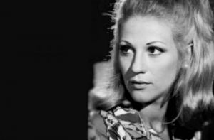 Ζωή Λάσκαρη : Η ατίθαση ντίβα που πρωτοέλαμψε στα καλλιστεία