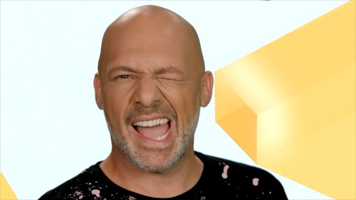 Αγνώριστος ο Μουτσινάς σε παιδική φωτογραφία