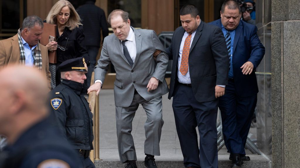 Υποβασταζόμενος στο δικαστήριο ο Χάρβεϊ Γουάινσταϊν