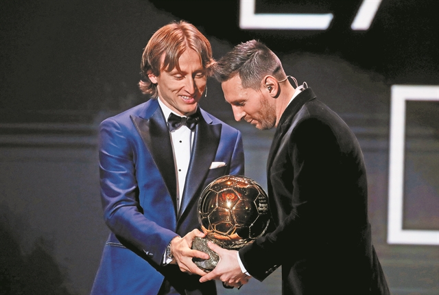 Στην κόψη του νήματος