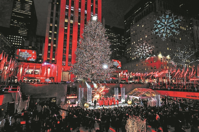 Ο Aγιος Βασίλης απολαμβάνει τσάι με μπισκότα