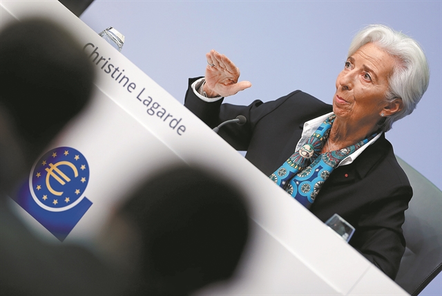 Ρίχνει πάλι χρήμα η ΕΚΤ λόγω «μαύρων» προβλέψεων