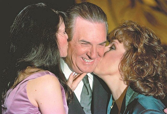 Kάτω από τη λάμψη των άλλων