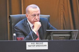 Ο Ερντογάν βλέπει «γκρίζες ζώνες» στο Αιγαίο και απειλεί