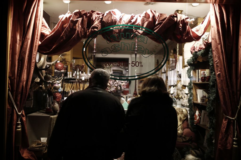 Εορταστικό ωράριο : Ανοιχτά σήμερα Κυριακή τα καταστήματα – Το ωράριο λειτουργίας