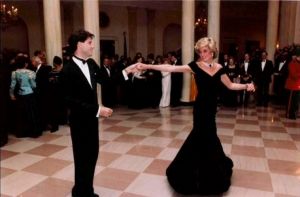 Σε νέα χέρια το «φόρεμα Τραβόλτα» της Νταϊάνα