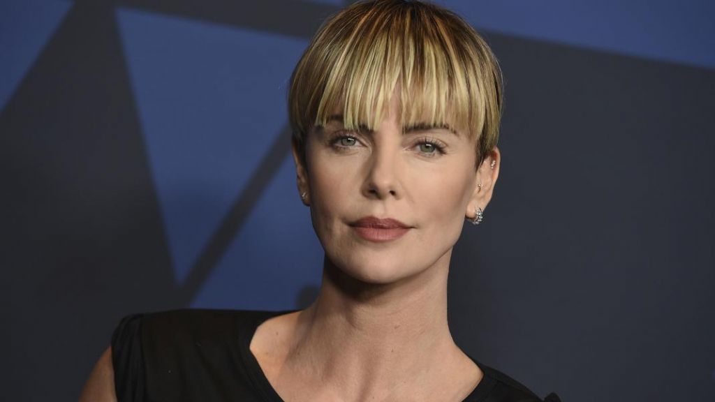 Σαρλίζ Θερόν: Είναι και fashion icon – Φόρεσε το πιο μοδάτο παντελόνι