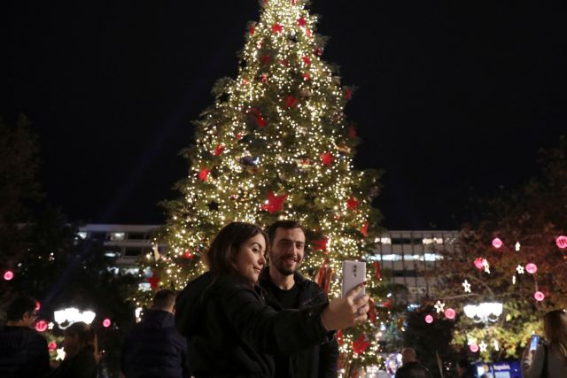 Πότε πρωτάναψαν φωτάκια σε χριστουγεννιάτικο δέντρο και τι σηματοδοτούν