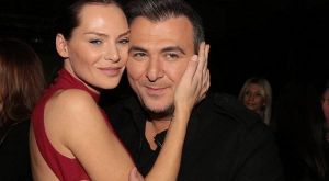 Υβόννη Μπόσνιακ: H φωτογραφία της κόρη της με φόντο το Χριστουγεννιάτικο δέντρο