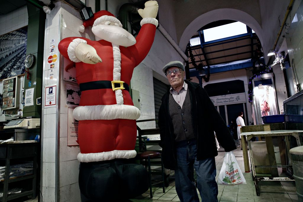 Εορταστικό ωράριο : Πώς θα λειτουργήσουν σήμερα και αύριο τα καταστήματα