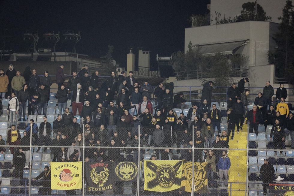 Εκαψαν βαν που είχαν μισθώσει οπαδοί του Αρη