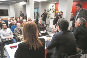 Βγήκαν τα μαχαίρια και τα ακονίζουν