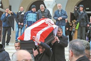 Η ερυθρόλευκη σημαία συνόδεψε στο φευγιό του τον Ηλία Ρωσσίδη