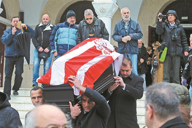 Η ερυθρόλευκη σημαία συνόδεψε στο φευγιό του τον Ηλία Ρωσσίδη