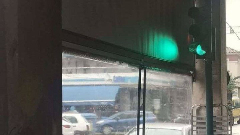 Πάτρα: Eβαλαν τον φωτεινό σηματοδότη μέσα σε καφετέρια!