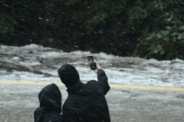 Επελαύνει η «Ζηνοβία» : Εγκλωβισμός οδηγών κι απαγορεύσεις κυκλοφορίας στην Εθνική – Χιονονιφάδες στην Αθήνα