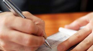 Εφορία : Και με επιταγές η πληρωμή του φόρου μεταβίβασης ακινήτων