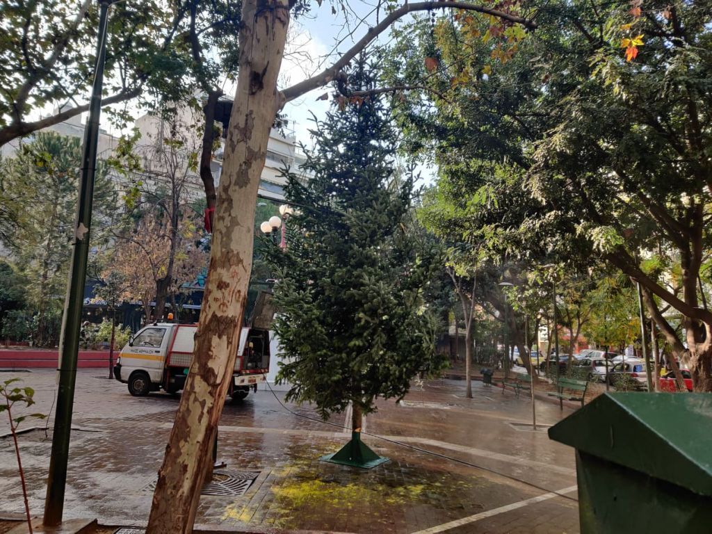 Εξάρχεια: Έστησαν ξανά το χριστουγεννιάτικο δέντρο στην πλατεία