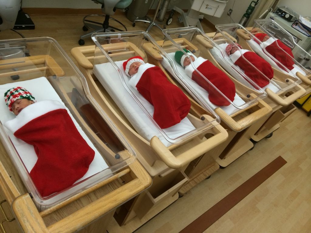 Μαιευτήριο στέλνει τα νεογέννητα σπίτι τους μέσα σε… κάλτσες του Αγίου Βασίλη