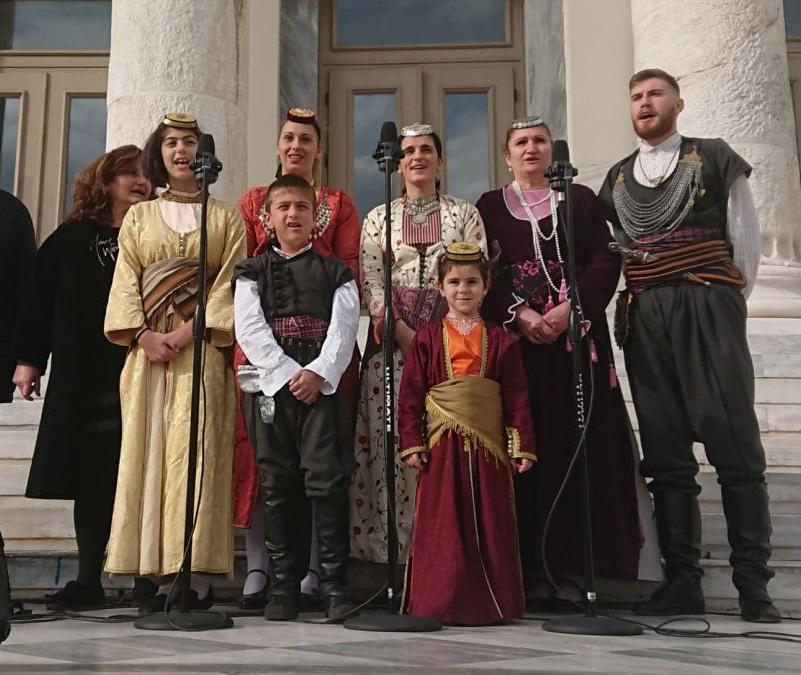 Παραδοσιακά κάλαντα στο Δημοτικό Θέατρο Πειραιά παρουσία του Γιάννη Μώραλη