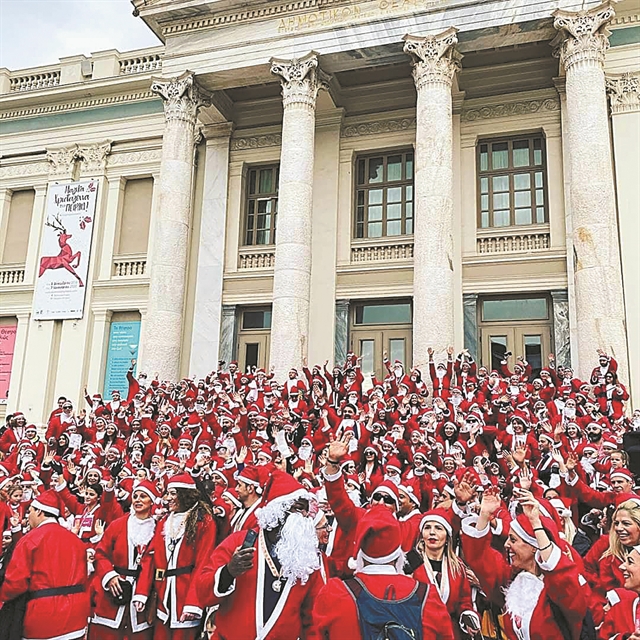 Και ο Πειραιάς πλημμύρισε Αγιοβασίληδες