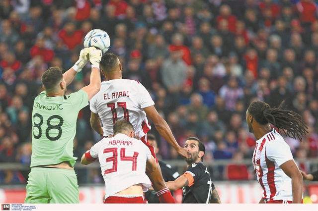 Ερυθρόλευκοι, στο ίδιο έργο θεατές