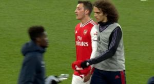 Έξαλλος ο Οζίλ: Αποχώρησε φωνάζοντας προς τον πάγκο