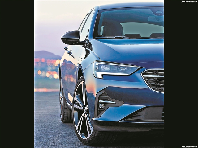 Κάνει τη νύχτα, μέρα