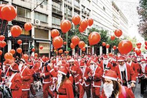 Πλημμύρα Αγιοβασίληδων στο κέντρο της Αθήνας