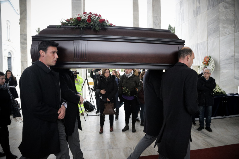 Θάνος Μικρούτσικος : Βαθιά συγκίνηση στο λαϊκό προσκύνημα – Συντετριμμένη η σύζυγός του